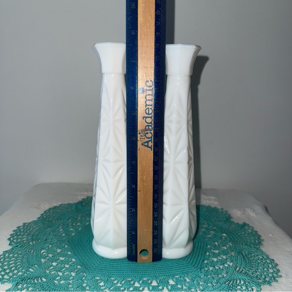 Vintage‎ Diamond Cut Elegant White Milk Glass Vase Set 8.5 inch tall - Picture 3 of 7